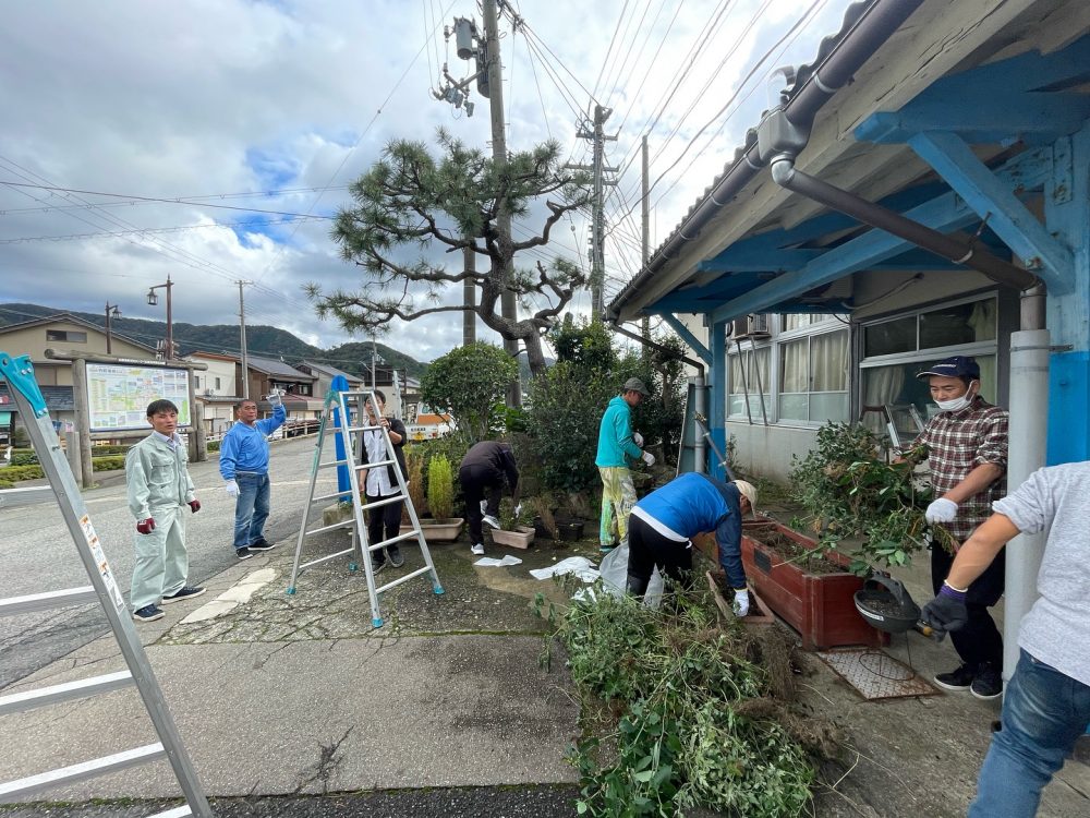 JR竹野駅の清掃活動を行いました（2024年11月6日）